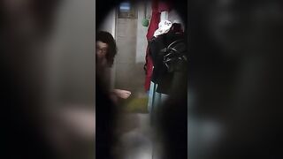 Spio la fidanzata dal buco della serratura in bagno