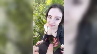 Pompino all'aperto morettina sborrata in faccia