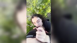 Pompino all'aperto morettina sborrata in faccia