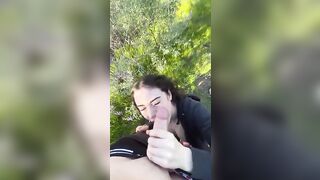 Pompino all'aperto morettina sborrata in faccia