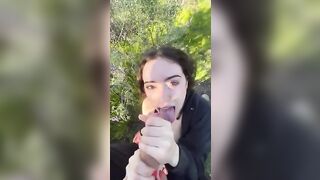 Pompino all'aperto morettina sborrata in faccia