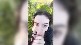 Pompino all'aperto morettina sborrata in faccia