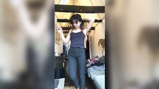 Mi spoglio e vi allargo il culetto - STRIP TEEN FICA MORA