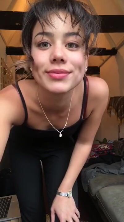 Mi spoglio e vi allargo il culetto - STRIP TEEN FICA MORA