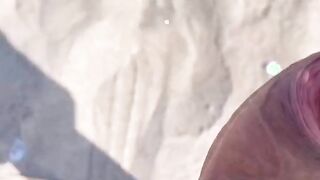 Coppia esibizionista fa sesso in spiaggia