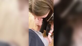 Pompino giovane fidanzata che ingoia lo sperma