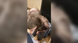 Pompino giovane fidanzata che ingoia lo sperma