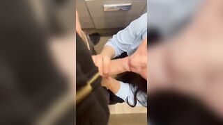 Segretaria italiana va in bagno col suo capo e gli fa un pompino