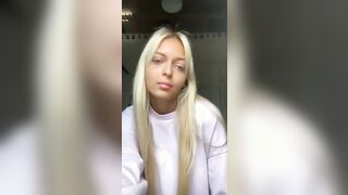 Spogliarello e ditalino teen bionda fica