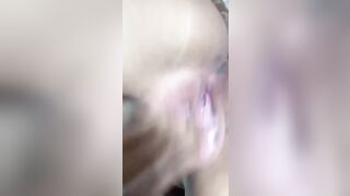 Spogliarello e ditalino teen bionda fica