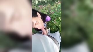 Bocchino ragazza mora all'aperto