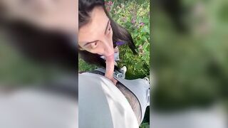 Bocchino ragazza mora all'aperto