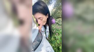 Bocchino ragazza mora all'aperto