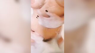 Bagno e palpata moglie tettona italiana