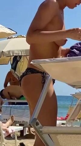La mamma italiana giovane vicina di ombrellone in topless