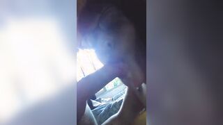 Ragazza con occhiali sborrata in bocca