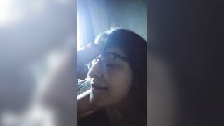 Ragazza con occhiali sborrata in bocca