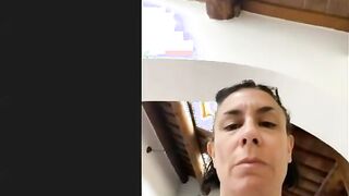 Ilaria Milf ferrara si depila la fica pelosa