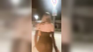 Passeggiata per provocare la gente che troia