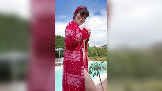 Mady in piscina tutta nuda Of