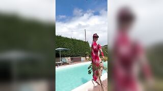 Mady in piscina tutta nuda Of