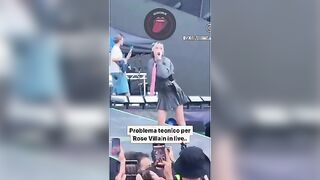 Rose Villain eccitante upskirt in concerto