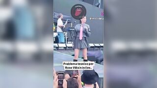 Rose Villain eccitante upskirt in concerto