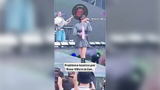 Rose Villain eccitante upskirt in concerto