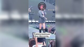 Rose Villain eccitante upskirt in concerto