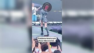 Rose Villain eccitante upskirt in concerto