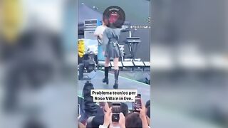 Rose Villain eccitante upskirt in concerto