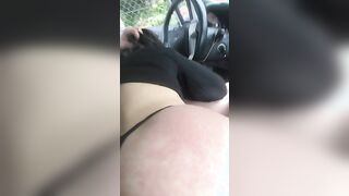 La mia troietta me lo succhia in auto