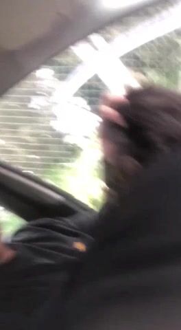 La mia troietta me lo succhia in auto