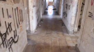 Biondina italiana fa un pompino al suo ragazzo e ingoia all'aperto