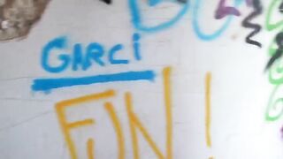 Biondina italiana fa un pompino al suo ragazzo e ingoia all'aperto