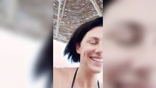 Ragazza italiana si masturba in spiaggia in live