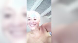 Matura italiana si masturba la fica pelosa con dildo