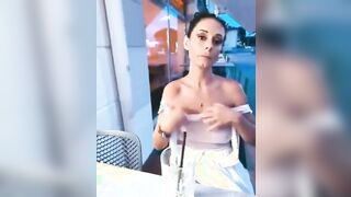 Tette al bar moglie italiana