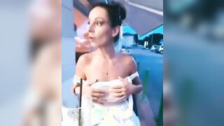 Tette al bar moglie italiana