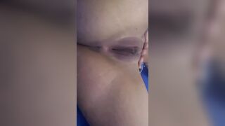 La mia bella moglie troia che si fa un ditalino