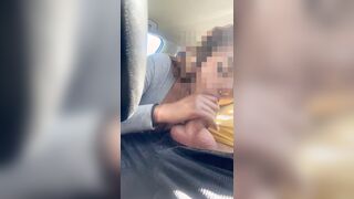 Non ha soldi per pagare il taxi e mi fa un pompino in auto