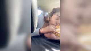 Non ha soldi per pagare il taxi e mi fa un pompino in auto