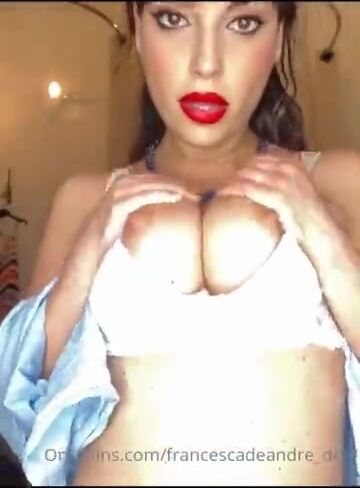 Francesca De Andre mostra le tette video porno OF