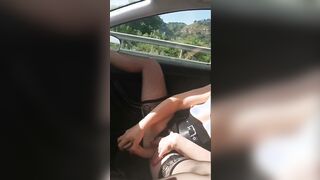 Moglie troia si masturba in macchina con vibratore in autostrada