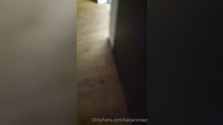 Luiza ditalino in topless e collant