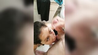 Pompino in bagno fidanzata che ingoia felice