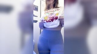 Mady esibizionismo  nel bagno in aereo