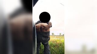 Zucchina nel culo in pubblico