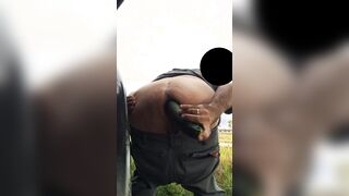 Zucchina nel culo in pubblico