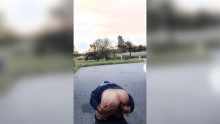 Zucchina nel culo in pubblico